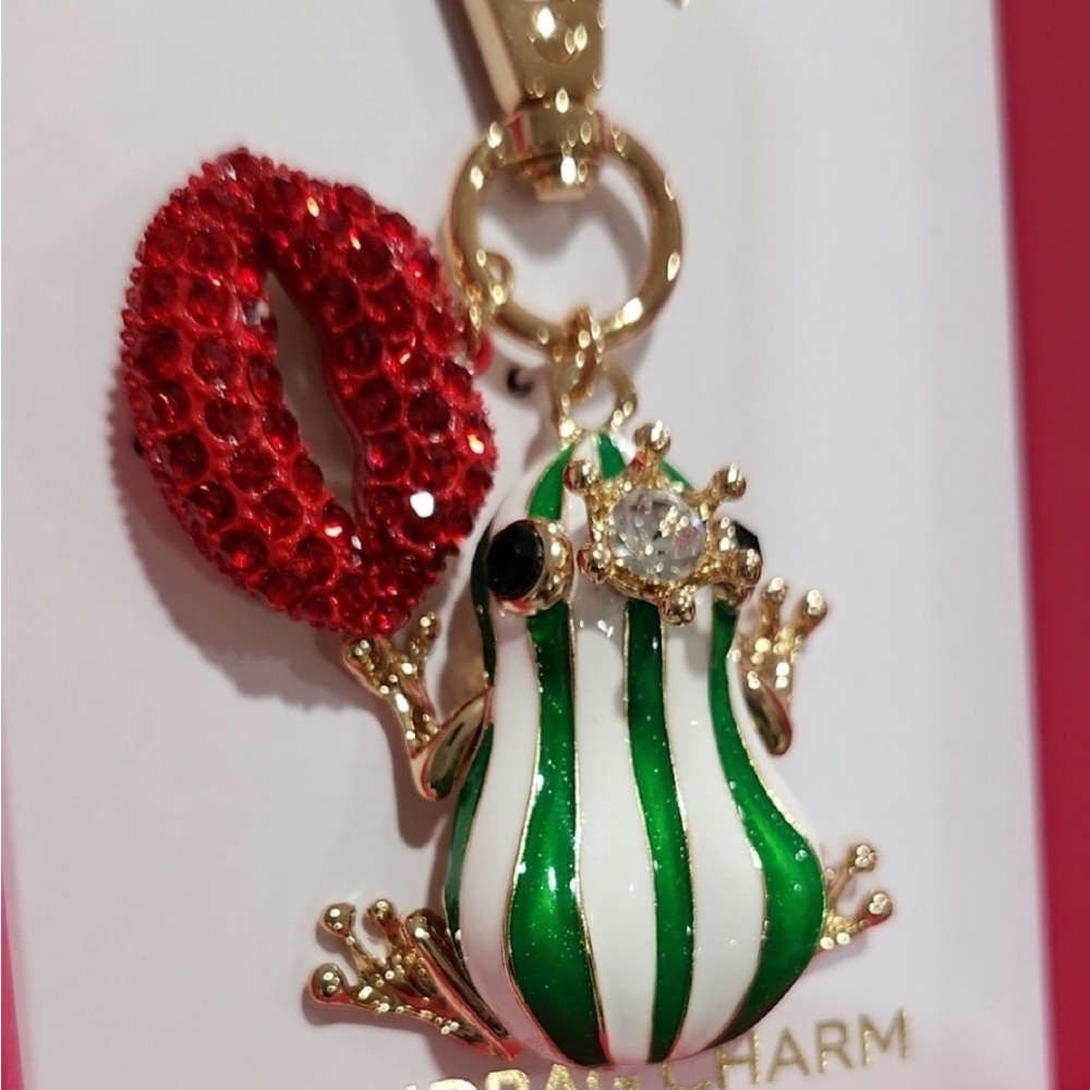 True to Form Frog Keychain with Red Lip Accent - Picture 4 of 6